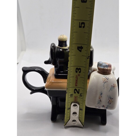 Vintage Porcelain/Ceramic Teapot with Quilt - Picture 11 of 11